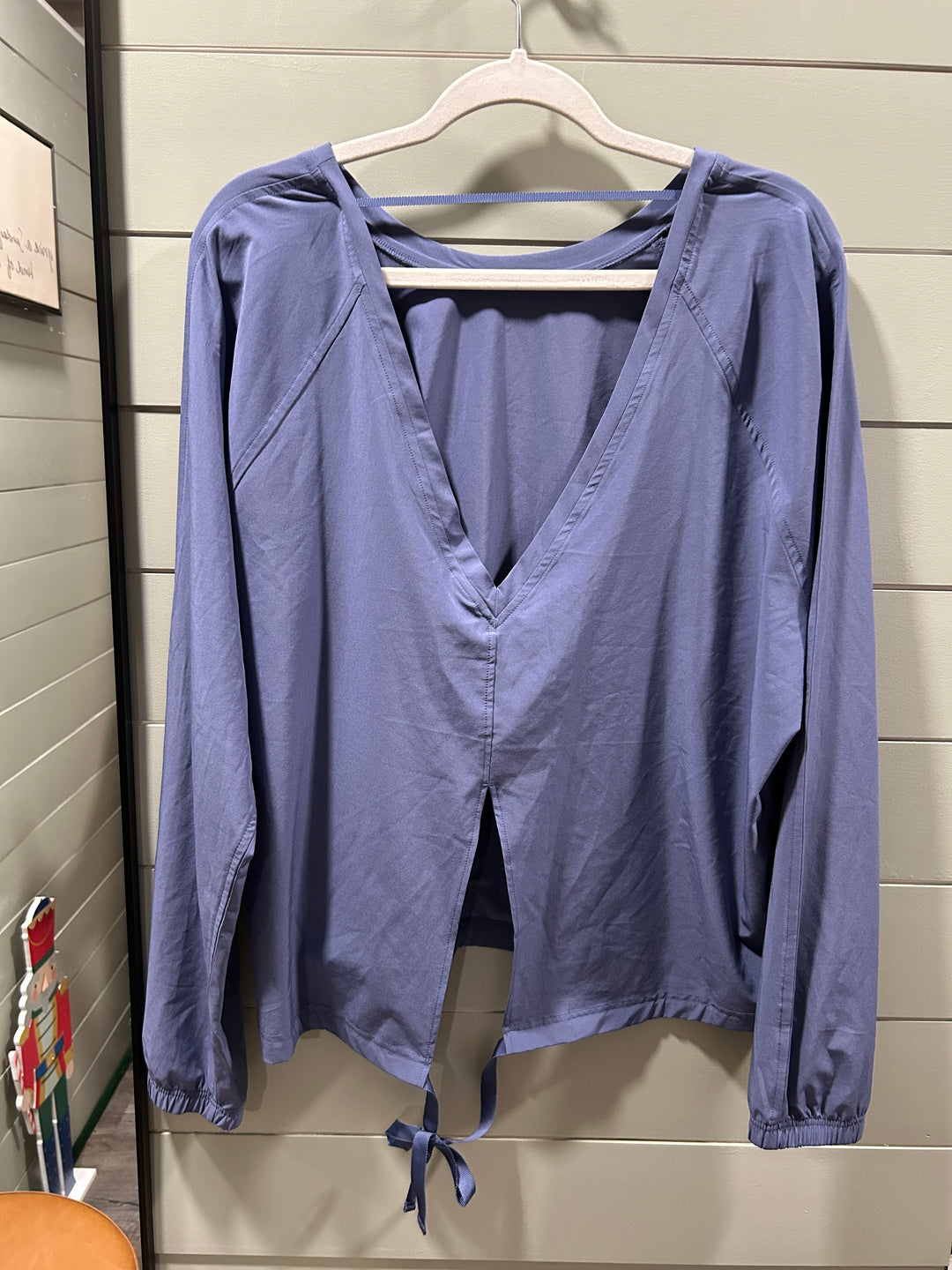 V-V Back Front Pocket Top - L