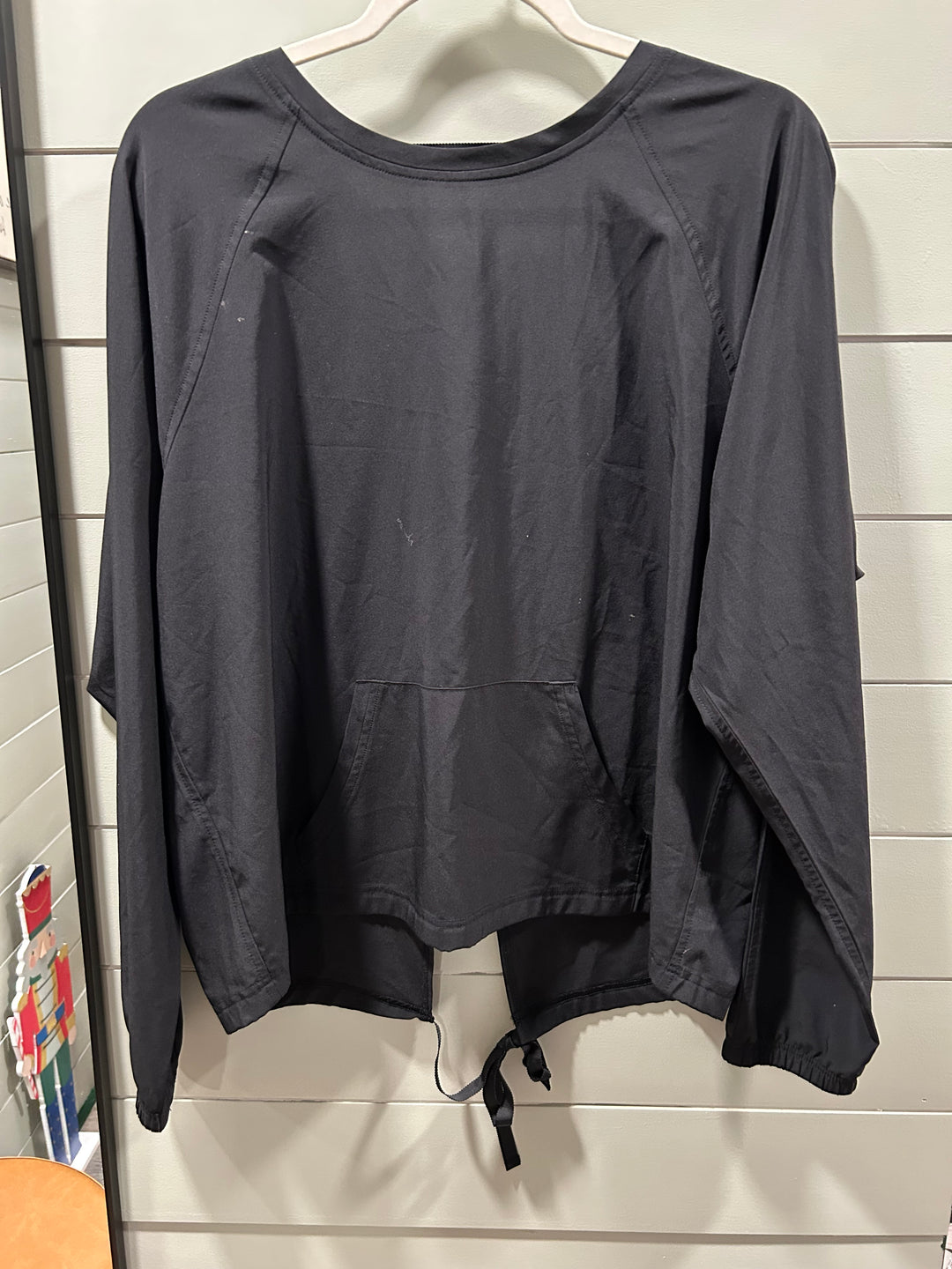 V-V Back Front Pocket Top - L