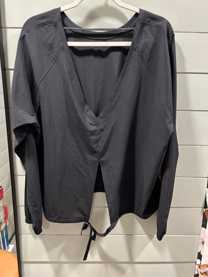 V-V Back Front Pocket Top - L